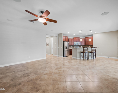 1813 W Straight Arrow Lane - Photo Thumbnail 3
