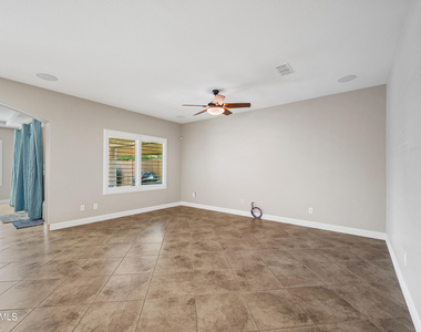 1813 W Straight Arrow Lane - Photo Thumbnail 2