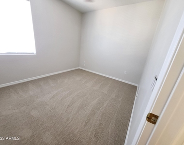 833 E Sheffield Avenue - Photo Thumbnail 23