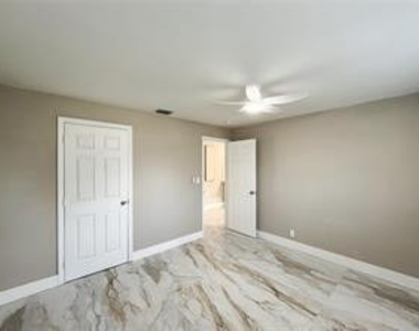 1010 Ne 24th Street - Photo Thumbnail 24