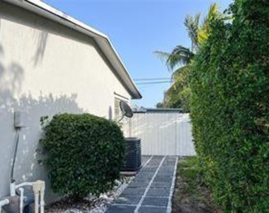 1010 Ne 24th Street - Photo Thumbnail 3