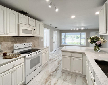 1010 Ne 24th Street - Photo Thumbnail 4