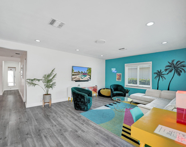 1535 Hollywood Boulevard - Photo Thumbnail 2