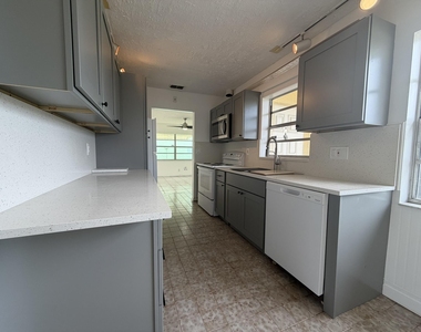 7240 Pineforest Circle - Photo Thumbnail 8