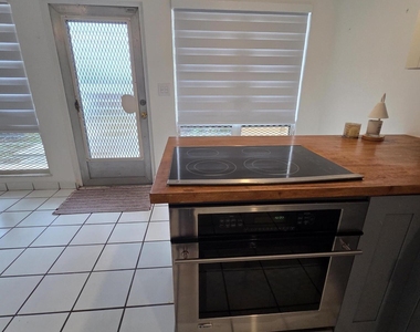 2716 Ne 30th Place - Photo Thumbnail 6