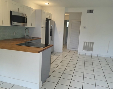 2716 Ne 30th Place - Photo Thumbnail 3