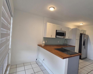 2716 Ne 30th Place - Photo Thumbnail 2