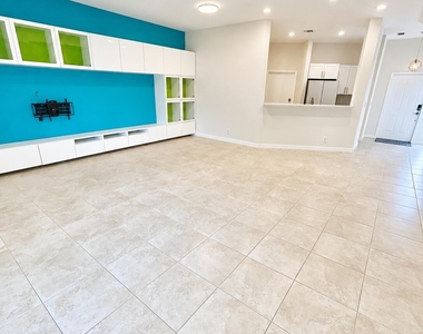 2931 Sw 18th Terrace - Photo Thumbnail 3
