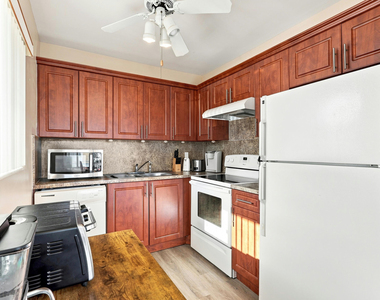 2920 Cynthia Lane - Photo Thumbnail 6