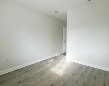 4154 Napoli Lake Drive - Photo Thumbnail 16