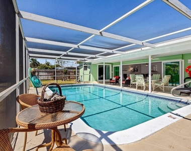 430 Ne 43rd Street - Photo Thumbnail 1