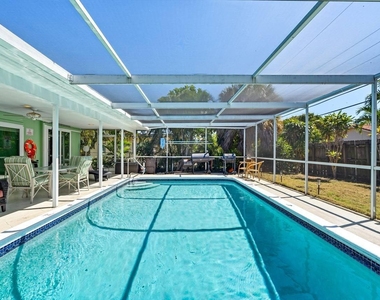 430 Ne 43rd Street - Photo Thumbnail 2