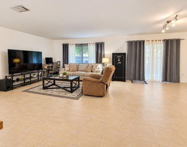 250 Lakeside Circle - Photo Thumbnail 3
