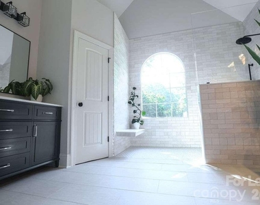 107 Sunset Bay Drive - Photo Thumbnail 4