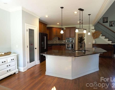 107 Sunset Bay Drive - Photo Thumbnail 2