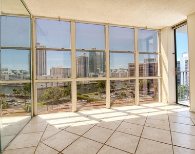 800 Parkview Drive - Photo Thumbnail 7