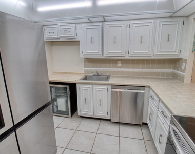 800 Parkview Drive - Photo Thumbnail 10