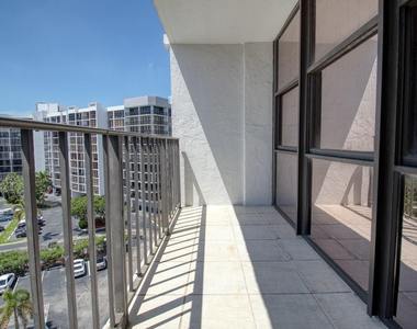 800 Parkview Drive - Photo Thumbnail 25