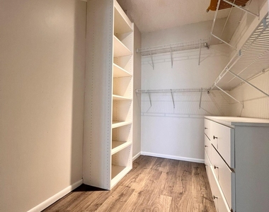 800 Parkview Drive - Photo Thumbnail 17