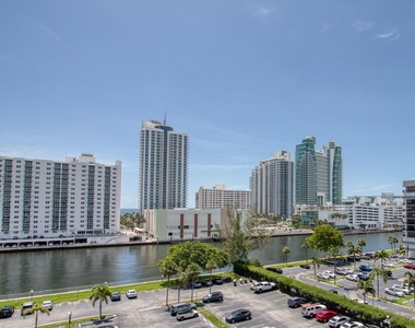 800 Parkview Drive - Photo Thumbnail 23