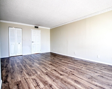 800 Parkview Drive - Photo Thumbnail 15