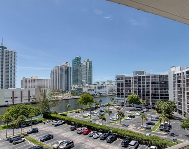 800 Parkview Drive - Photo Thumbnail 24