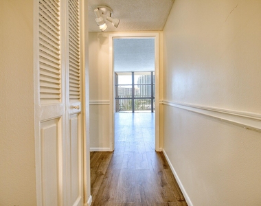 800 Parkview Drive - Photo Thumbnail 12