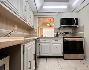 800 Parkview Drive - Photo Thumbnail 11