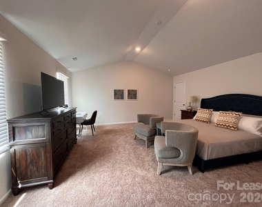 557 Belcaro Drive - Photo Thumbnail 15