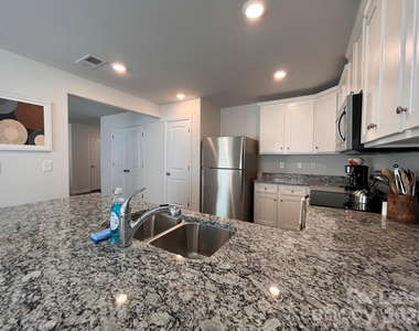 557 Belcaro Drive - Photo Thumbnail 8