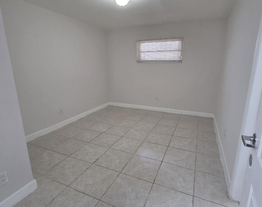 2127 Nw 7th Street - Photo Thumbnail 4