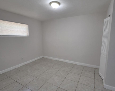 2127 Nw 7th Street - Photo Thumbnail 3