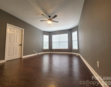 5618 Branthurst Drive - Photo Thumbnail 12