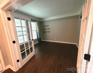 5618 Branthurst Drive - Photo Thumbnail 11