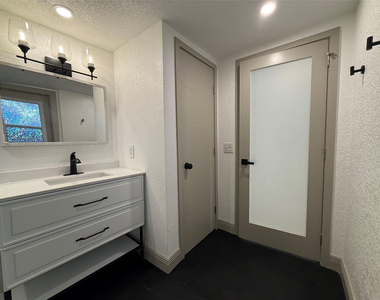 1028 Ne 36th Street - Photo Thumbnail 6