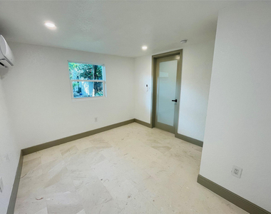 1028 Ne 36th Street - Photo Thumbnail 12