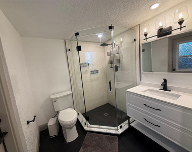 1028 Ne 36th Street - Photo Thumbnail 5