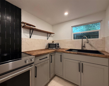 1028 Ne 36th Street - Photo Thumbnail 2