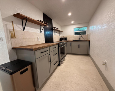 1028 Ne 36th Street - Photo Thumbnail 4