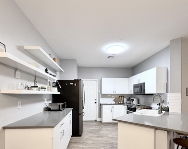 9138 Villa Palma Lane - Photo Thumbnail 13