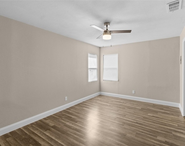 2907 Clinton Avenue - Photo Thumbnail 6
