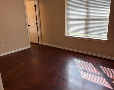 1701 Tanglewood Drive - Photo Thumbnail 3
