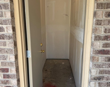 1701 Tanglewood Drive - Photo Thumbnail 20