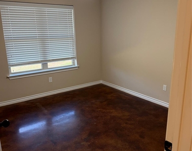 1701 Tanglewood Drive - Photo Thumbnail 7