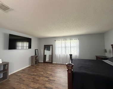 202 Sw Holden Terrace - Photo Thumbnail 2
