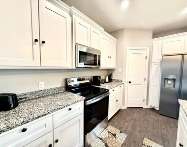 7808 Freedom Crest Avenue - Photo Thumbnail 5