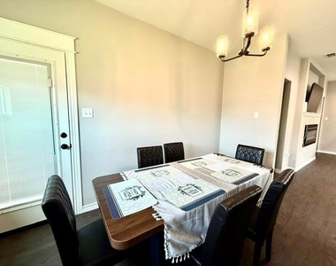 7808 Freedom Crest Avenue - Photo Thumbnail 3