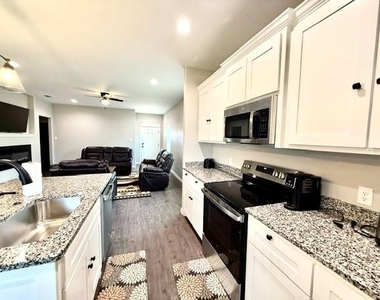 7808 Freedom Crest Avenue - Photo Thumbnail 6