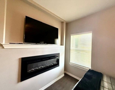 7808 Freedom Crest Avenue - Photo Thumbnail 9