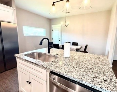 7808 Freedom Crest Avenue - Photo Thumbnail 4